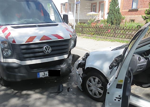 Am Steuer seines Wagens hat ein 25 Jahre alter Autofahrer in Jena das Bewusstsein verloren und verursachte dadurch einen Unfall.