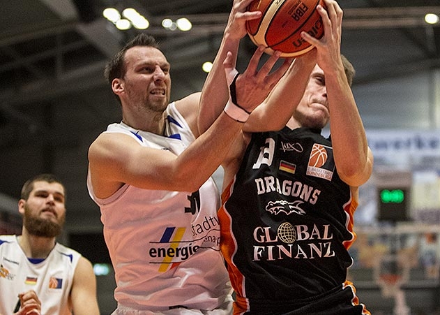 Mit einem souveränen 107:59-Erfolg konnte Science City Jena den Heimspielauftakt 2016 siegreich eröffnen. Guido Grünheid hier im Duell mit dem Rhöndorfer Florian Wendeler.