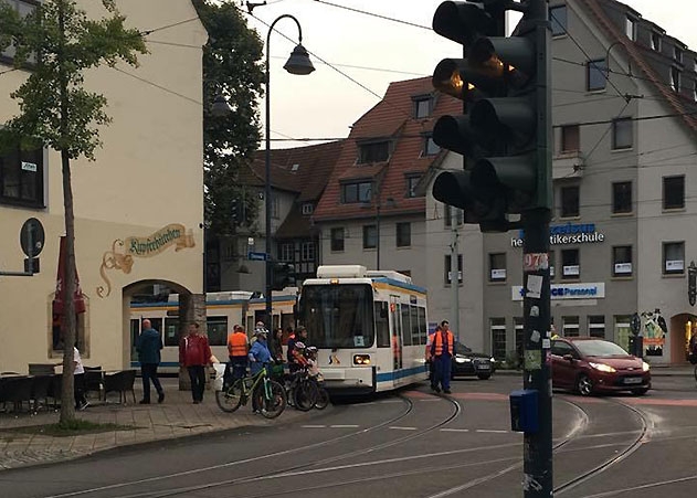 Die Straßenbahn sprang in der Kurve in Richtung Steinweg aus den Schienen.