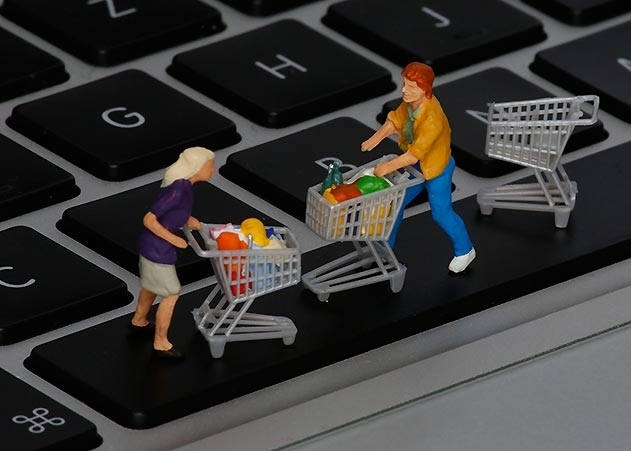 Dass immer mehr Menschen ihre Kleidung lieber online kaufen, stellt den Einzelhandel vor Herausforderungen, die es zu lösen gilt.