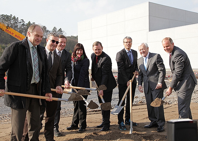 Spatenstich bei Griesson - de Beukelaer in Kahla (von links): Andreas Heller (Landrat), Albert Helmut Weiler (MdB CDU), Andreas Land (Geschäftsführender Gesellschafter), Claudia Nissen-Roth (Bürgermeisterin Kahla), Bodo Ramelow (Ministerpräsident), Steffen Ritter (Werkleiter Kahla), Heinz Gries (Ehrenvorsitzender des Stiftungsrates) und Christoph Osegowitsch (Geschäftsführer GdB Produktion und Technik).