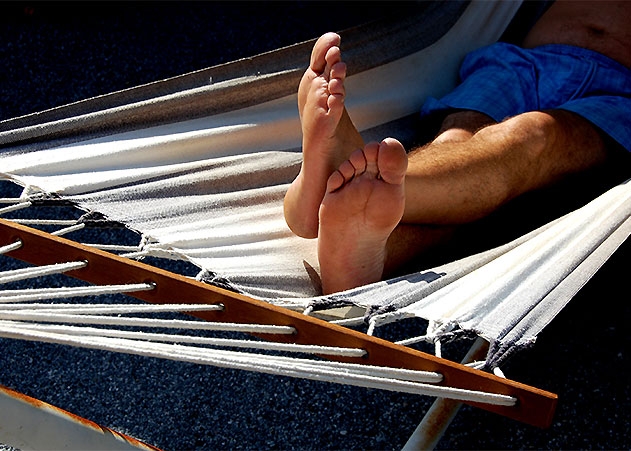 Viele Menschen leiden im Sommer an Schlafstörungen. Doch es gibt einige Tipps, die bei einem erholsamem Schlaf trotz hoher Temperaturen helfen.