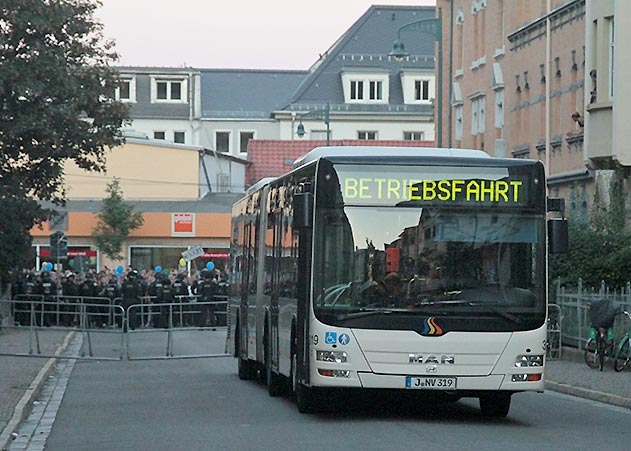 Mit diesem Bus wurden die Thügida-Teilnehmer zu ihrer Aufmarschstrecke gefahren.