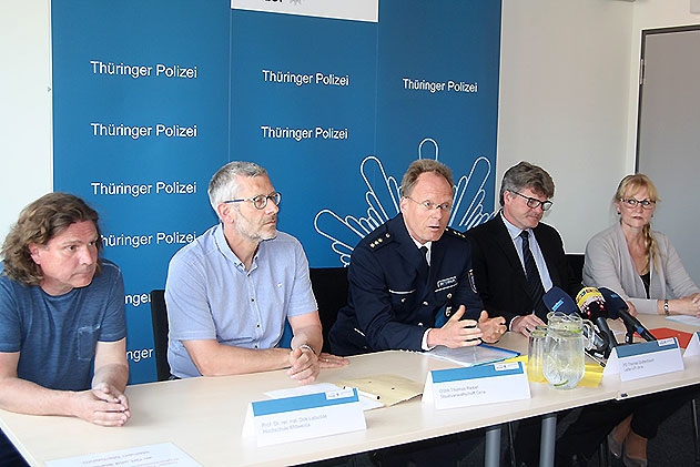 Die Soko „Altfälle“ der LPI Jena will die drei Kindermorde aus den 90er Jahren nochmals aufrollen. V.l.n.r. Prof. Labudde (FH Mittweida), Oberstaatsanwalt Thomas Riebel, LPI-Leiter Thomas Quittenbaum sowie Lutz Schnelle und Kerstin Kämmerer (beide Soko „Altfälle).