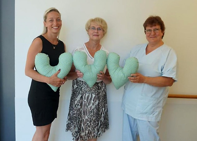 Das Projekt „Herzkissen und Kummertiere gegen den Krebs“ zählt zu den 18 Projekten, die bereits erfolgreich finanziert sind. Von den Spenden wollen die Initiatoren (v.l.n.r. Katja Töteberg, Marion Glaser und Kerstin Boy) krebskranke Patienten und deren Kinder unterstützen.