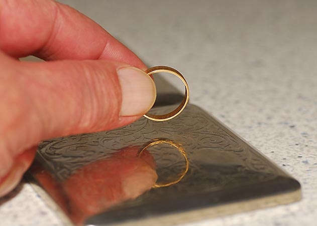 Die Polizei warnt vor einem Trickbetrüger, der in den vergangenen Tagen in Jena tätig war. Er versucht Passanten, mit der sogenannten Goldring-Masche Geld aus der Tasche zu locken.
