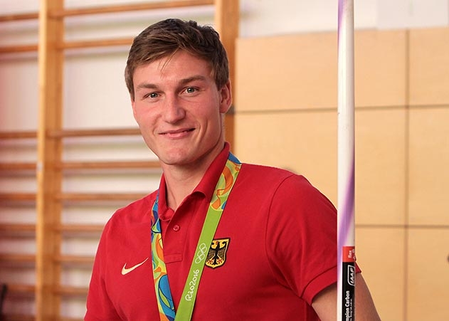 Speerwurf-Olympiasieger Thomas Röhler erhält zur Jenaer Karnevalsgala 2017 die „Lächelnde Linse“.