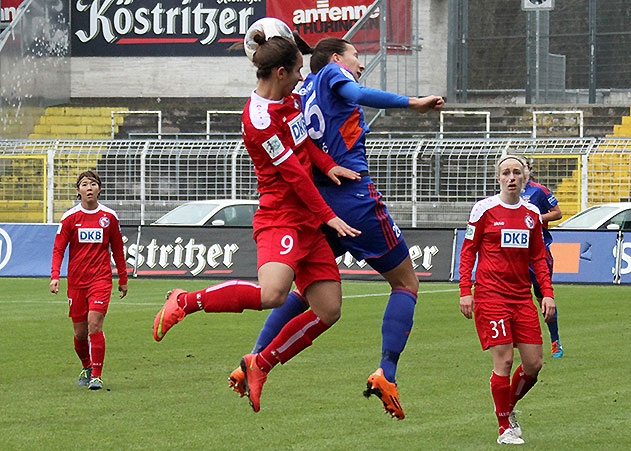 Kopfballduell zwischen Ivana Rudelic (25/USV) und  Natasa Andonova (9/Turbine).