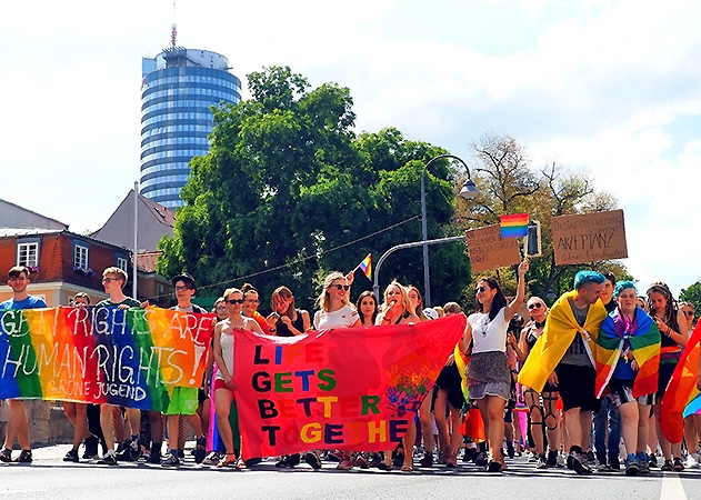 Bunt, offen, solidarisch: Am 31. Juli flattern wieder die Regenbogenfahnen in Jenas Straßen. Das CSD Jena Bündnis lädt interessierte Unterstützer dazu ein sich dem Event anzuschließen.