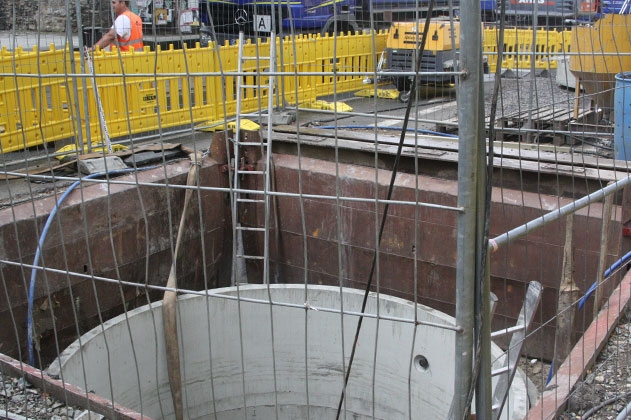 Von diesen Absenkschächten aus wird der neue Mischwasserkanal zwischen Engel- und Johannisplatz in fünf Meter Tiefe durch das Erdreich aufgrabungsfrei getrieben.