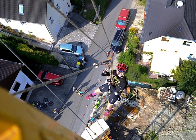 Ex-Bundesliga-Profi Laura Brosius vom Team Luigi & Friends - PeAcH seilt sich aus 25 Meter Höhe von einem Baukran ab.