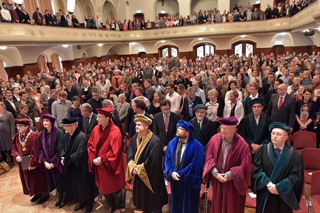 Zur Feierlichen Immatrikulation der Uni Jena war nicht nur das Volkshaus gut gefüllt, auch die Hörsäle, in die die Veranstaltung live übertragen wurde, waren gut besucht.