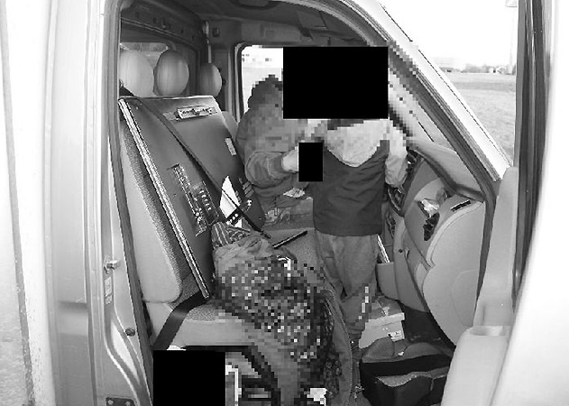 In Hermsdorf ließ ein Vater sein Kind fährend der Fahrt im Auto stehen, und schnallte lieber seinen Flachbild-TV an.