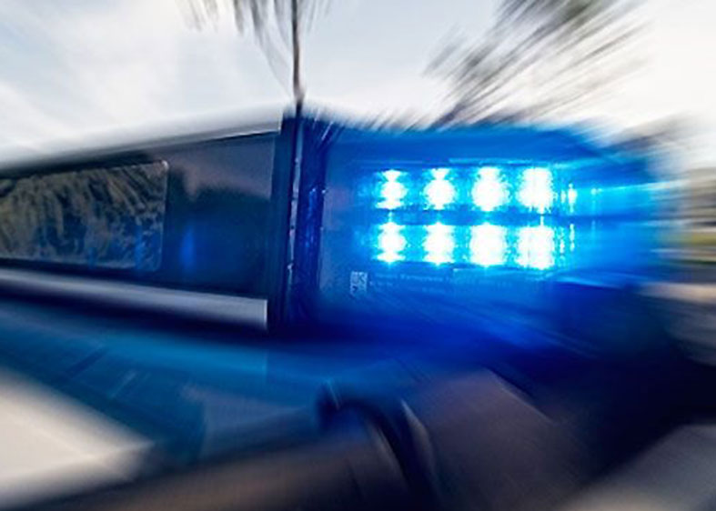 Bislang Unbekannte haben an einem Pkw und einem Anhänger die Radbolzen gelockert.