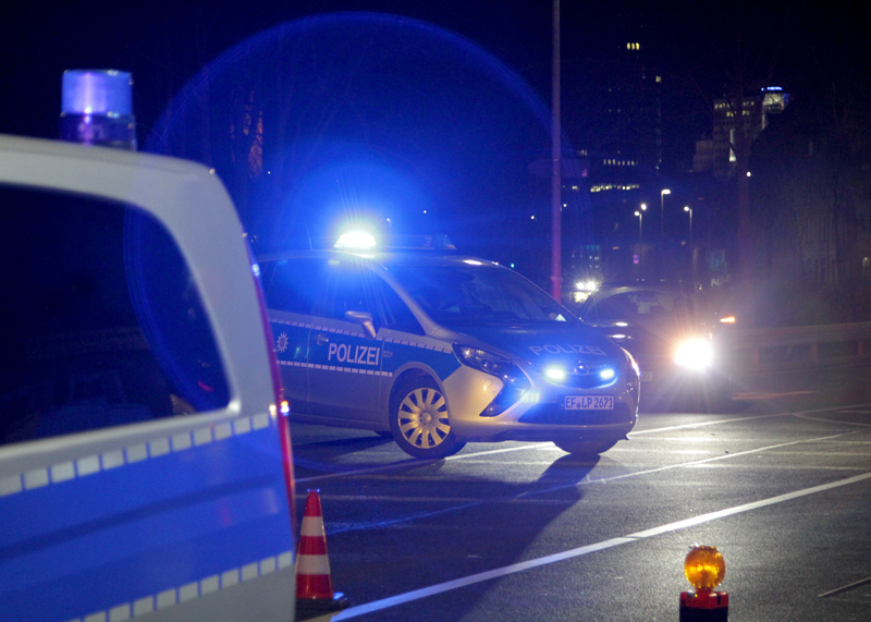 Eskalation in Winzerla: Mann zeigt Hitlergruß und leistet Widerstand.