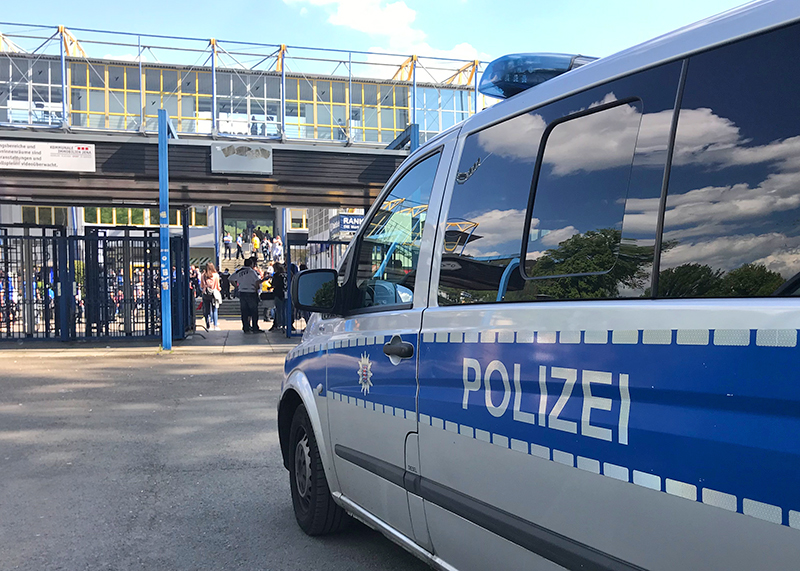 Acht Handys und drei Geldbörsen klauten Diebe, die in eine Umkleidekabine des Stadions eindrangen.