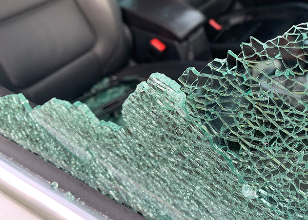 Ein unbekannter Täter schlug in Lobeda eine Autoscheibe ein und stahl eine Handtasche.