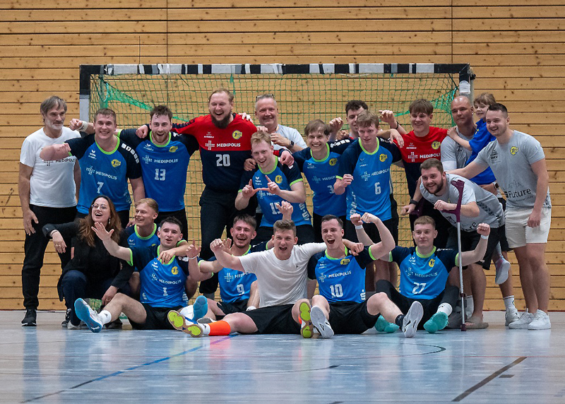 Das Team samt Staff feiert den Titel des Vizemeisters.