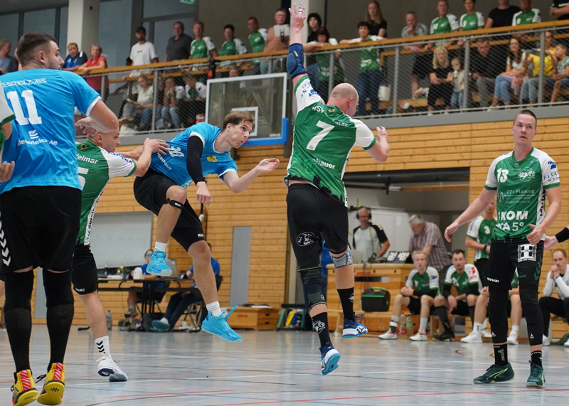 HBV-Spieler Robert Krause (30) steigt zum Wurf und trifft trotz Abwehrversuch von Weimars Albrecht Gerstenhauer (7).