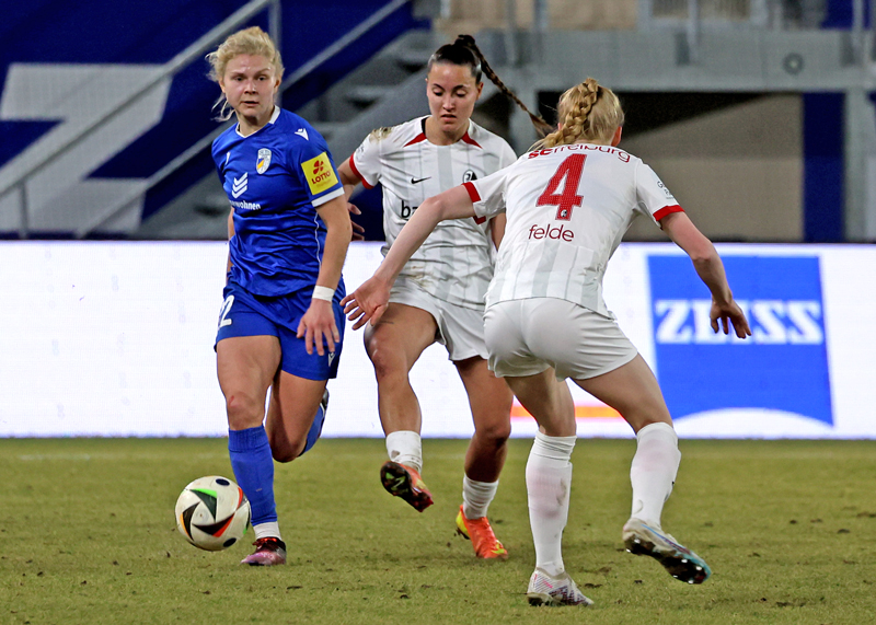 Jenas Fiona Gaißer in der Zange von den Freiburgerinnen Selina Vobian und Meret Felde.