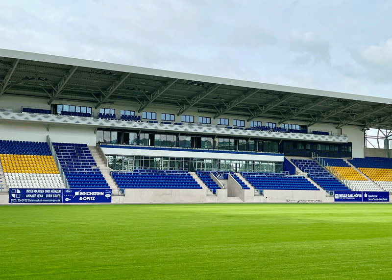 Blick auf die neu gebaute Osttribüne.