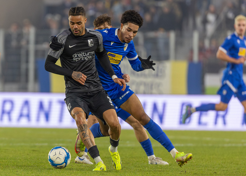 Jenas Benjamin Zank markiert in der Partie gleich zwei Tore. Hier im Zweikampf mit dem Leipziger Stanley Ratifo.