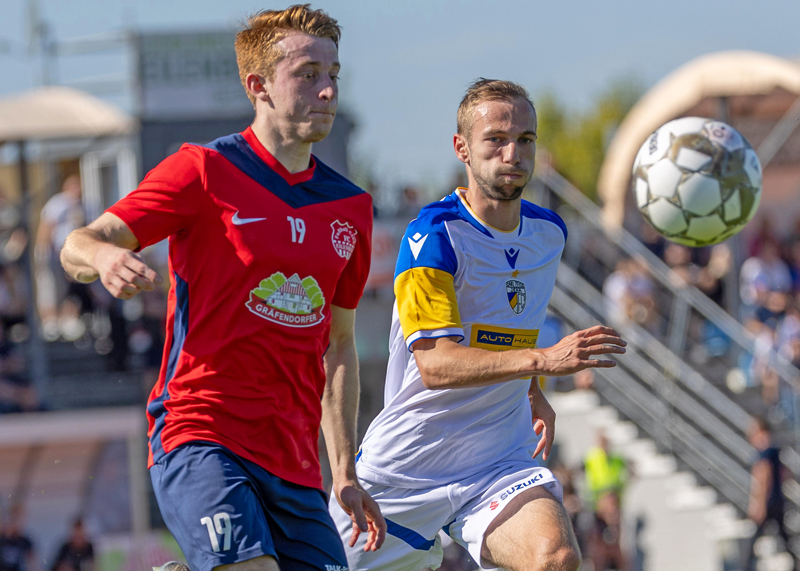 Im Zweikampf Jenas Kay Seidemann mit dem Eilenburger Patrick Aguilar.