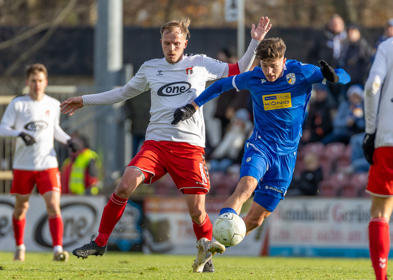 Im Zweikampf der Ex-Jenaer René Eckardt und FCC-Spieler Alexander Prokopenko.
