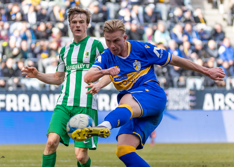 Im Duell Jenas Neuzugang Nicolas Wähling mit dem Leipziger Julian Bell.