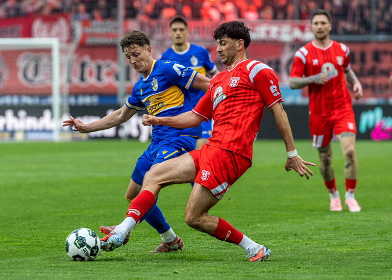 Alexander Prokopenko erzielt in der 41. Minute das 2:0 für seine Zeiss-Elf. Hier im Zweikampf mit dem Hallenser Burim Halili.