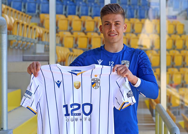 Alexios Dedidis präsentiert das Sondertrikot zum 120. Geburtstag des FC Carl Zeiss Jena.