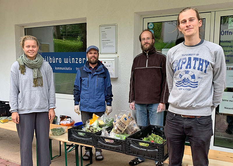 Johanna Leuteritz (1.v.l.) und David Schmelz (1.v.r.) gemeinsam mit den ehrenamtlichen Helfern Andreas (2.v.l.) und Johannes (2.v.r.) bei der Lebensmittelausgabe in Jena-Winzerla.