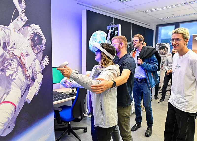 Schwerelos im DLR_School_Lab Jena.