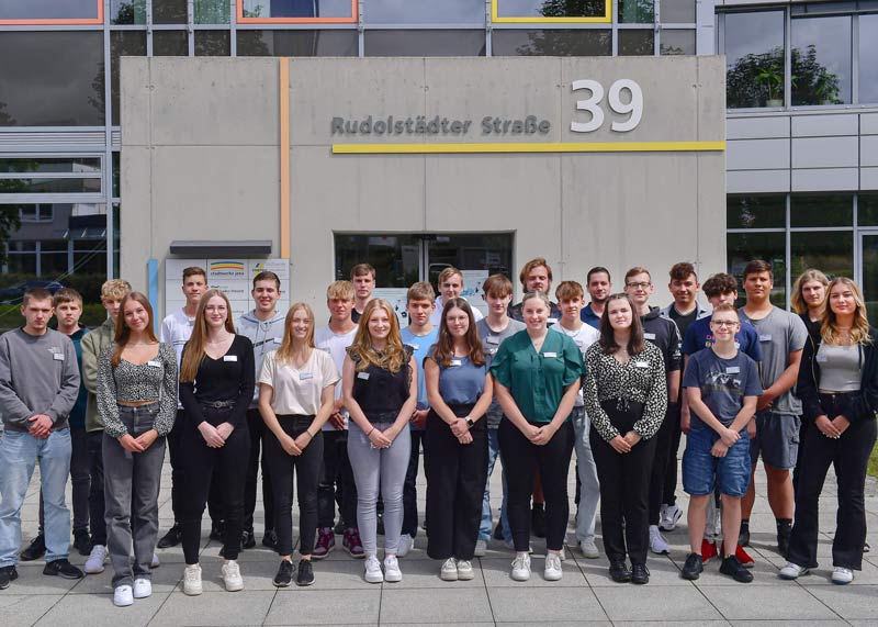 Die 29 neuen Azubis der Stadtwerke Jena Gruppe am Geschäftsgebäude in der Rudolstädter Straße 39.