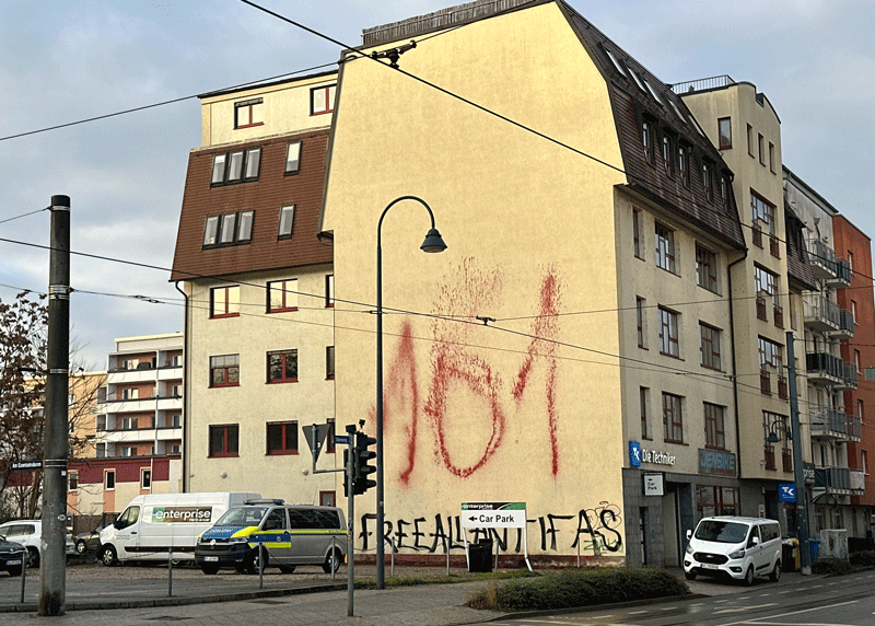 Am Mittwochmorgen wurde an der Häuserfront einer dort ansässigen Autovermietung ein übergroßes Graffiti angebracht.
