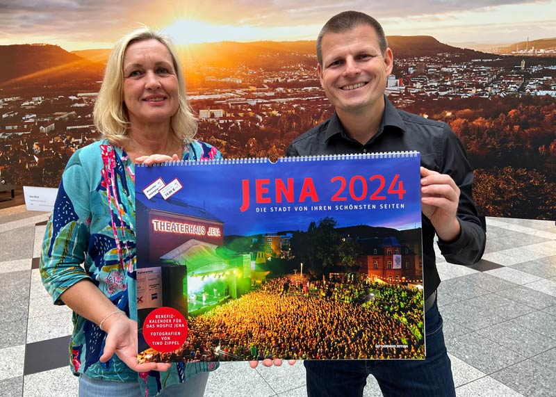Hospiz-Chefin Christiane Klimsch und Fotograf Tino Zippel mit dem Benefizkalender.
