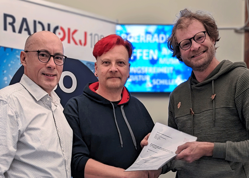 Stellvertretend für den Direktor der TLM, Jochen Fasco, überreichte der Bereichsleiter Bürgermedien Dr. Martin Ritter die Lizenzunterlagen an die Vertreter des Jenaer Bürgerradios.