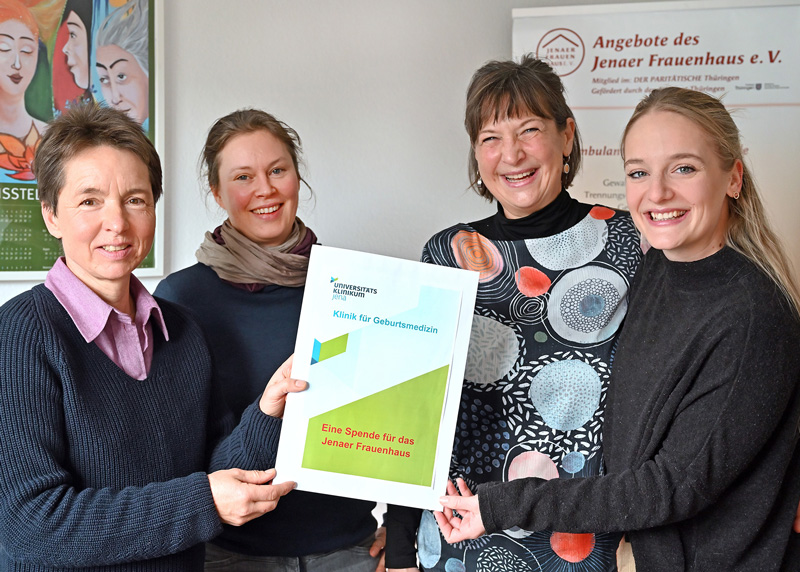 Kathrin Hampel und Helena Bauer vom Frauenhaus Jena e.V. freuen sich über die Spende der Geburtsmedizin, welche die Hebammen Antje Breither und Nina Pollentzke übergeben haben (v.l.n.r).