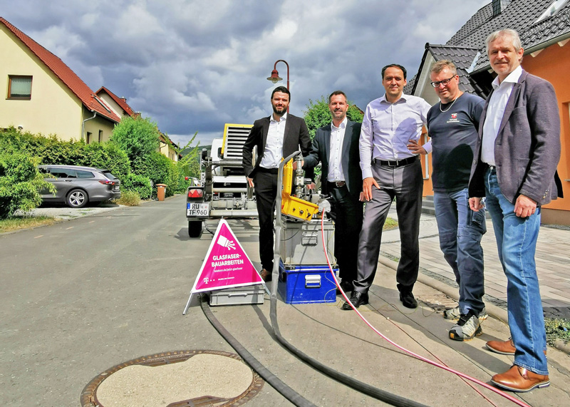 Benjamin Koppe, Dezernent für Finanzen und Digitalisierung, Roman Gebhardt, Regionalmanager der Telekom, Christian Gerlitz, Bürgermeister und Dezernent für Stadtentwicklung, Heiko Scherf, Geschäftsführer der Tief- und Fernmeldebau GmbH, die in Jena den Ausbau ausführt, und Thomas Ullrich, Ausbaukoordinator für Thüringen, (von links) beim Auftakt des Glasfaserausbaus in Kunitz.
