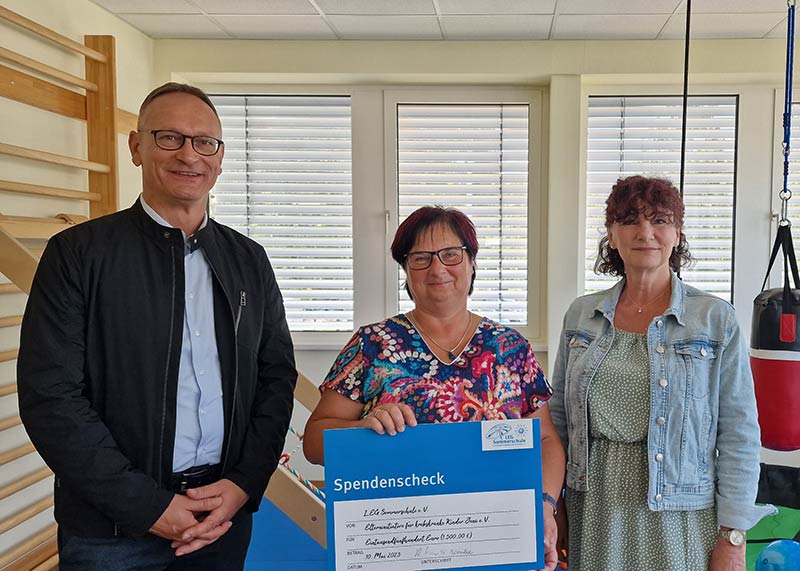 v.l.n.r.: Michael Russ (Mitglied im Verein LEG-Sommerschule), Katrin Mohrholz (Geschäftsführerin EKK), und Anke Kalb (Vorstandsmitglied des Vereins LEG-Sommerschule).