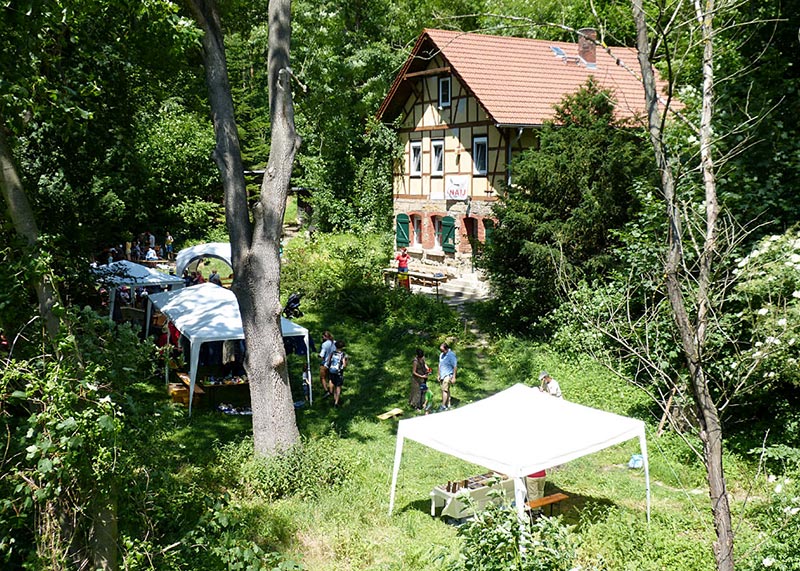 Auf dem Gelände des NaturErlebnisHaus Leutratal findet jeden Juni ein Hüttenfest statt und die Gruppenunterkunft kann besichtigt werden.