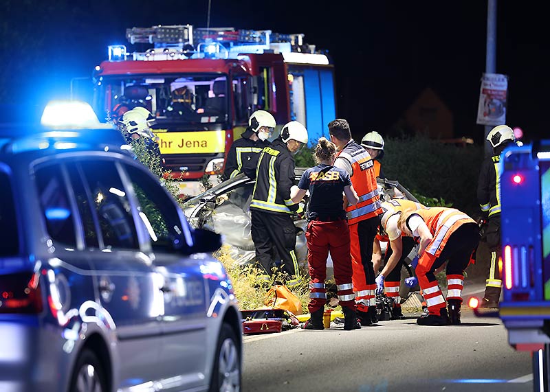 Der in dem Auto eingeklemmte Fahrer musste von der Feuerwehr befreit werden.