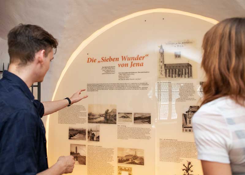 Jena gilt als Stadt der „Sieben Wunder“, von denen heute noch fünf zu bestaunen sind: Ara, Caput, Draco, Mons, Pons, Vulpecula Turris und Weigeliana Domus.