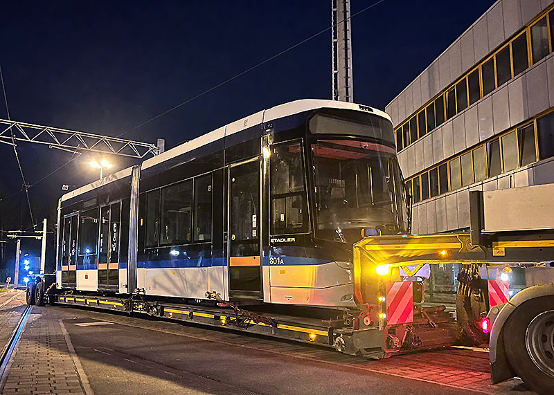 In der Nacht zum Freitag ist die erste neue Straßenbahn in Jena angekommen.