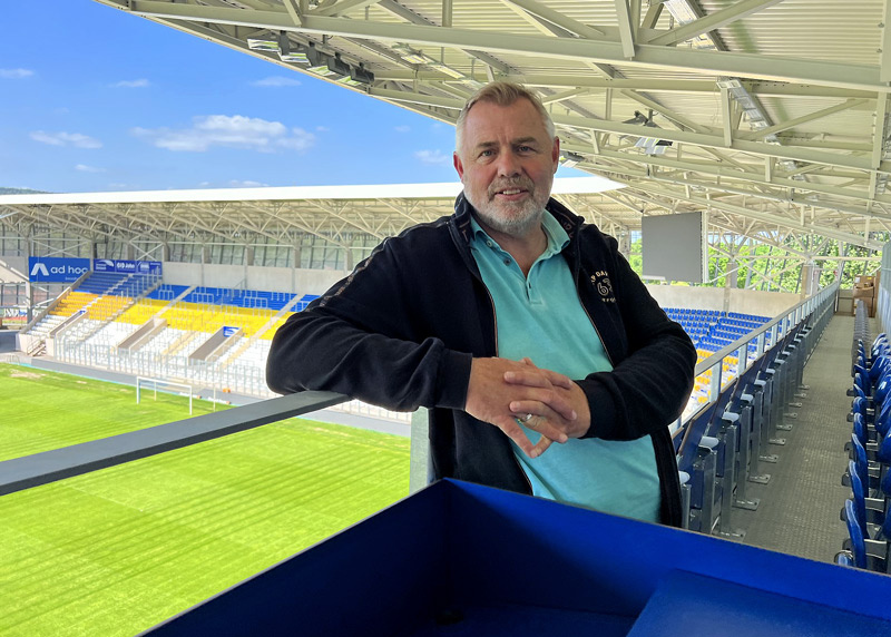 Jenas Stadion-Chef Andreas Kuhn auf der neuen Pressetribüne.