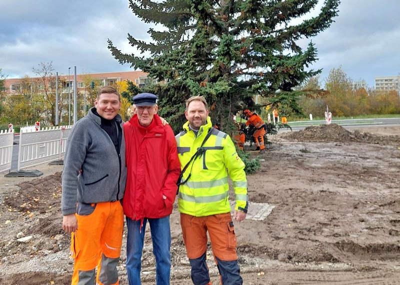 Ortsteilbürgermeister Volker Blumentritt mit Mitarbeitern vom Kommunalservice vor dem stattlichen Tannenbaum.