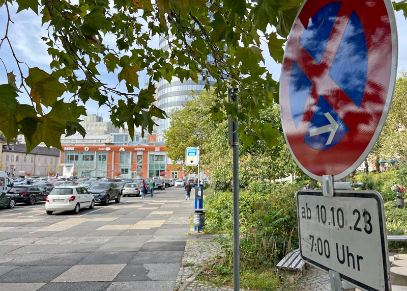 Ab Dienstag kann lt. Ausschilderung nur eingeschränkt auf dem Eichplatz geparkt werden.