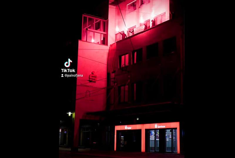 Mehrere maskierte Personen verschafften sich Zutritt zur Sparkassen-Hauptfiliale in Jenas Innenstadt und zündeten Bengalos.