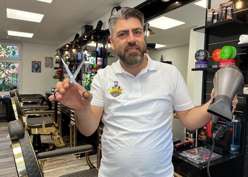 Alzogbi Samer eröffnete am Freitag seinen eigenen Salon.