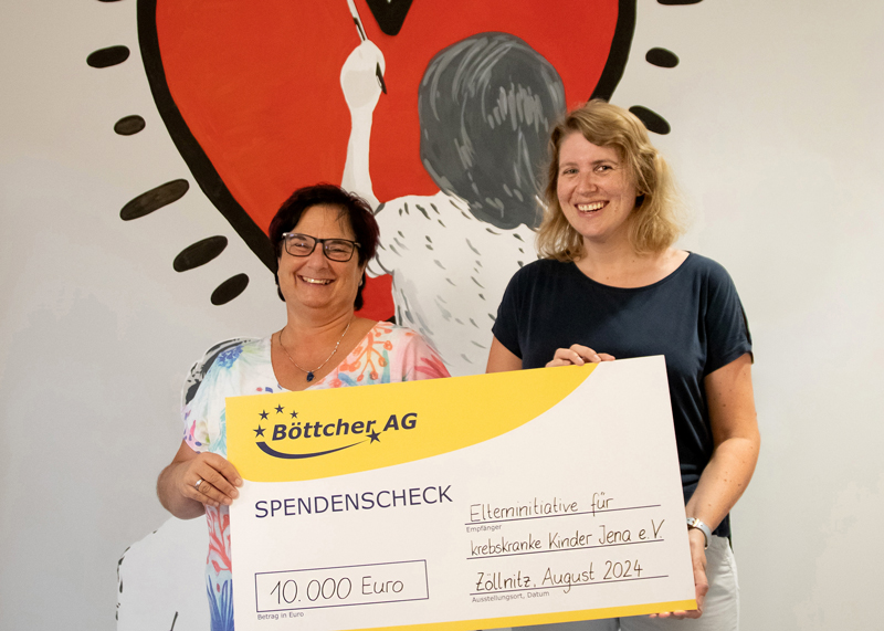 Geschäftsführerin Katrin Mohrholz und Mireille Le Lièvre (v.l.n.r.), Verantwortliche des Schulprojekts, übernehmen den Spendenscheck in Höhe von 10.000 Euro.